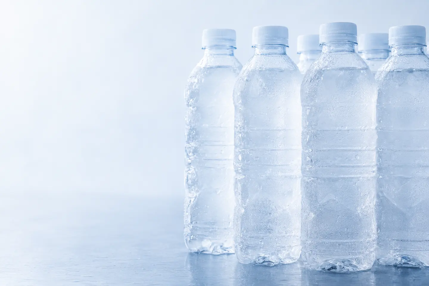 성에와 얼음 결정이 보이는 완전히 얼린 생수 500ml